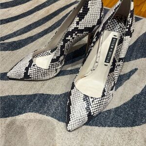 Alice + Olivia Black and White Snake-Print Pointed Toe Heels